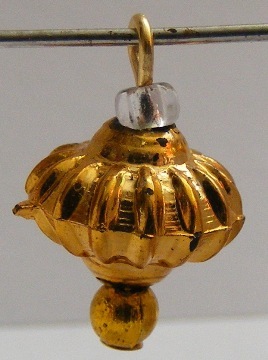 (image for) 3 GOLDEN GLOBE BAUBLES